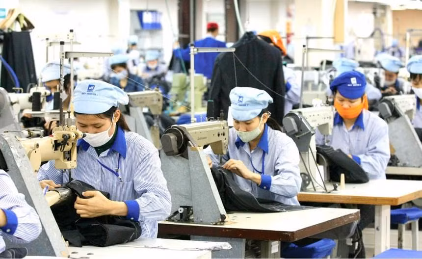 Lao động đang tiếp tục chuyển dịch từ nông nghiệp sang công nghiệp. Ảnh: Internet Lao động đang tiếp tục chuyển dịch từ nông nghiệp sang công nghiệp. Ảnh: Internet
