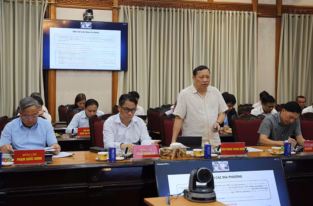 Ông Ngô Hải Phan, Cục trưởng Cục Chuyển đổi số - Cơ yếu, Văn phòng Trung ương Đảng trình bày báo cáo tại cuộc họp. Ảnh: Cổng thông tin điện tử Đảng Cộng sản