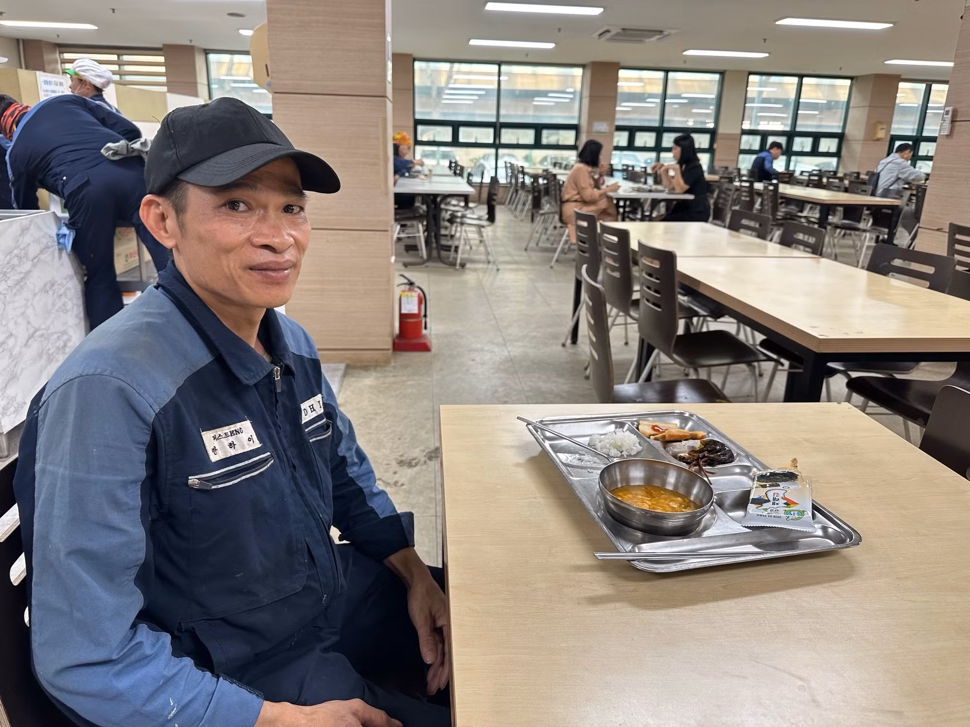Anh Phạm Văn Hai, quê Tiên Lữ, Hưng Yên ăn sáng tại nhà máy đóng tàu trước khi vào ca