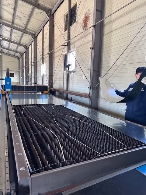 Nhà máy chuyên gia công hệ thống ống điều hòa tàu bằng máy cắt laze