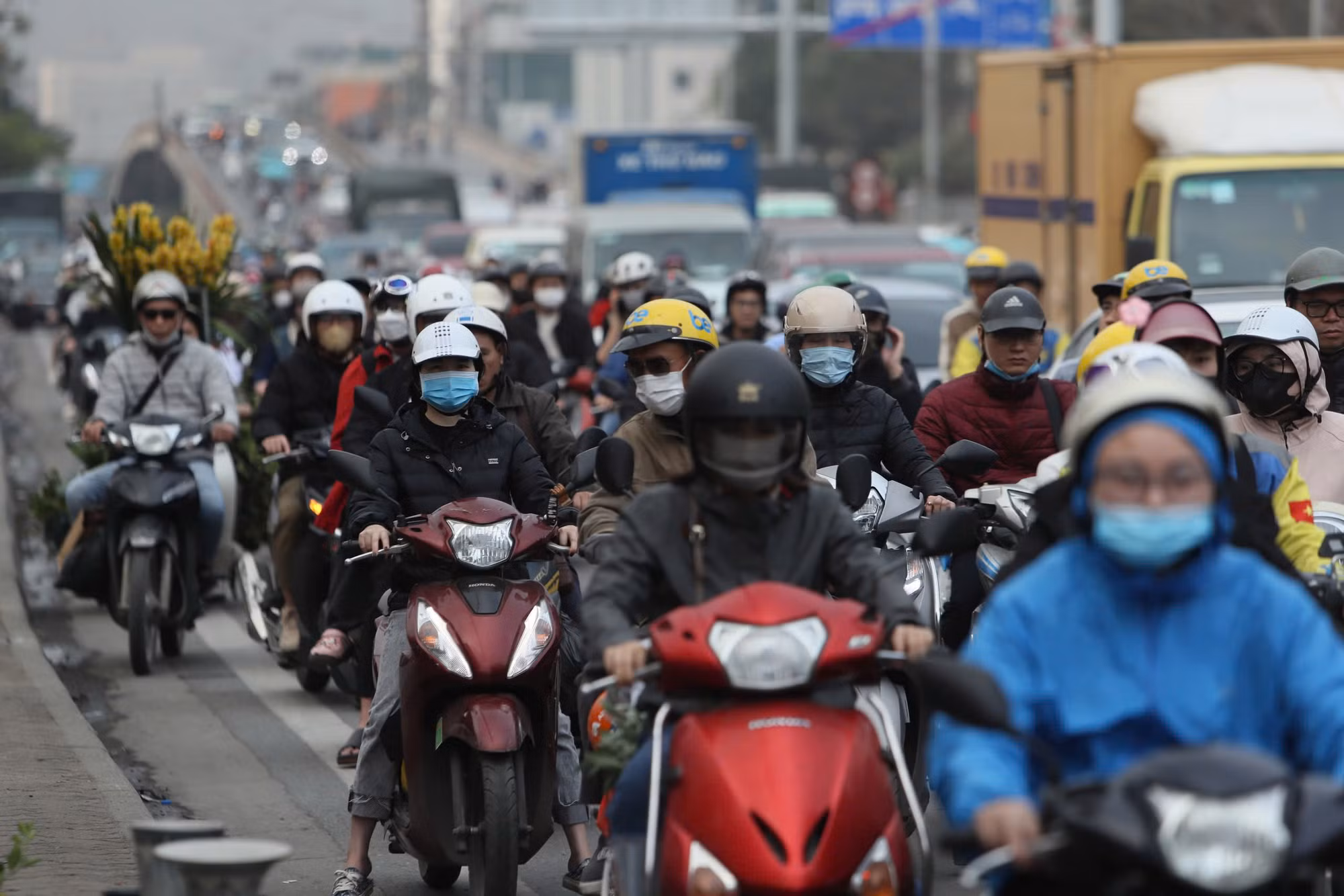Tết Nguyên Đán là dịp lễ quan trọng nhất trong năm của người Việt Nam. Người Việt quan niệm Tết là dịp đoàn viên, nên cứ mỗi dịp Tết đến mọi người dù làm việc ở đâu cũng đều mong muốn được trở về nhà đoàn tụ bên người thân. Trong ảnh là người dân di chuyển trên đường Giải Phóng, Hà Nội về quê ăn Tết.