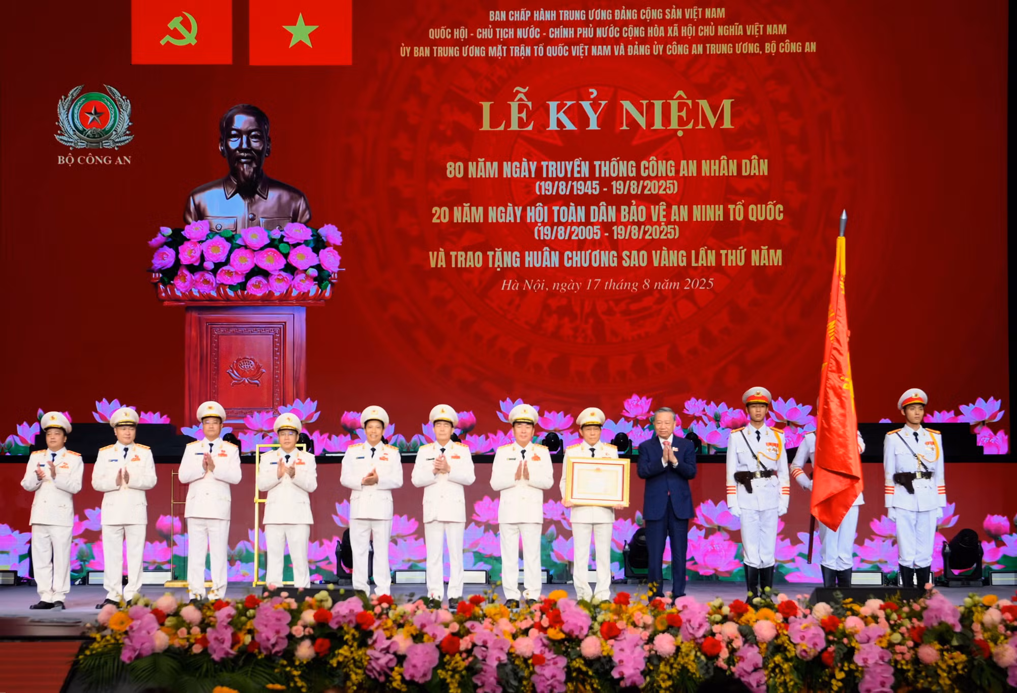 Tổng Bí thư Tô Lâm trao tặng Huân chương Sao vàng lần thứ 5 tặng lực lượng Công an nhân dân.