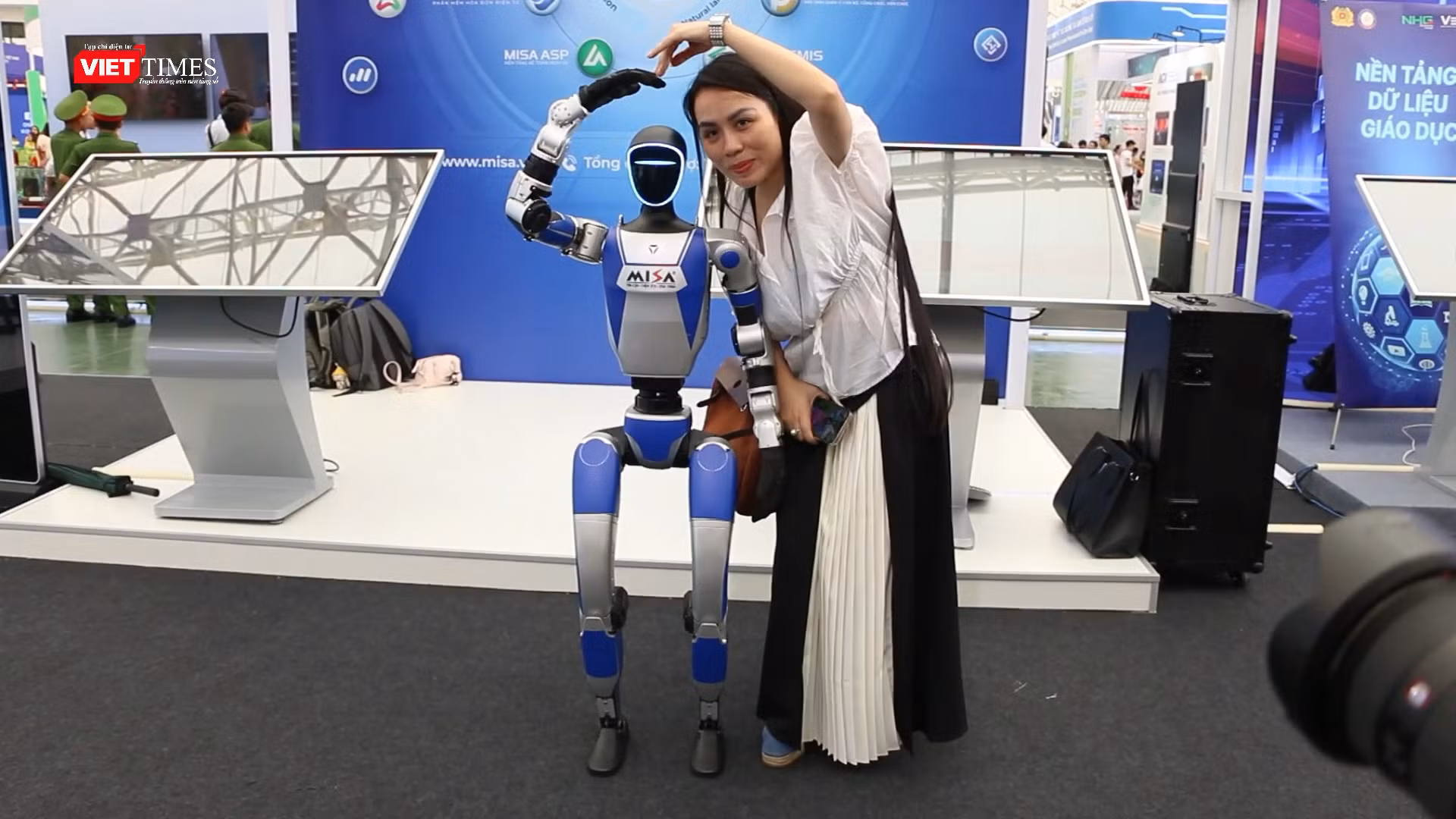 Robot của MISA tạo hình trái tim cùng khách tham quan