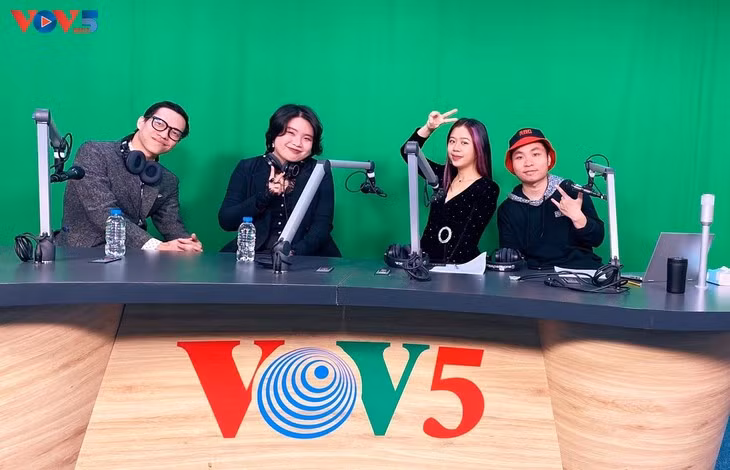 Chuyên mục Bữa trưa Show với sự tham gia của khách mời trong chương trình tiếng Anh, Ban Đối ngoại (VOV5). Ảnh: VOV5