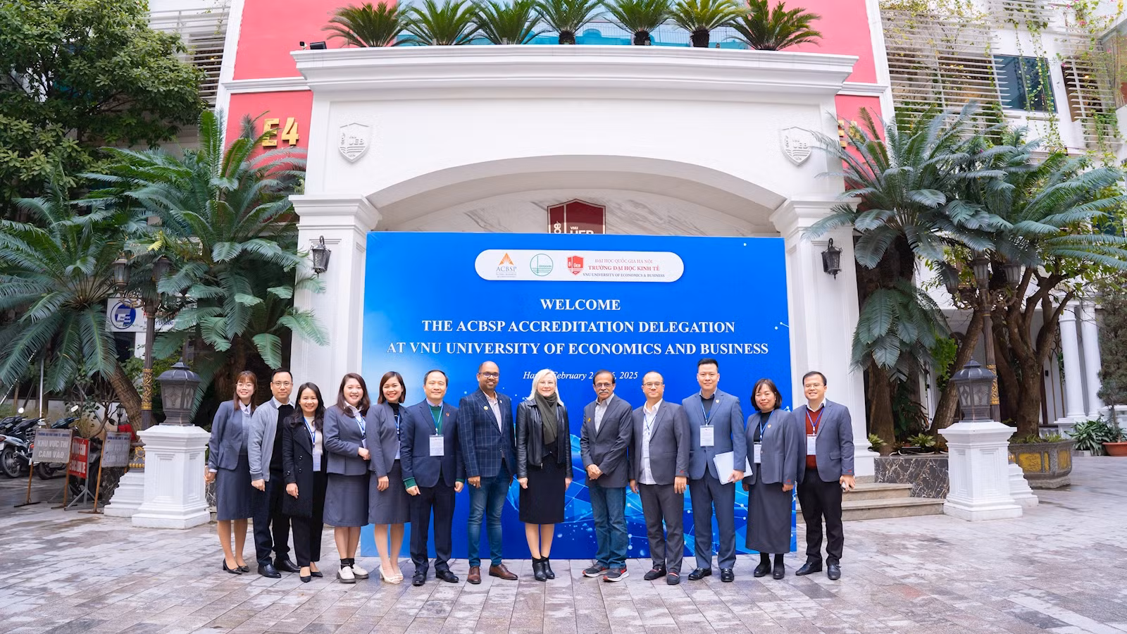 Đoàn kiểm định ACBSP và lãnh đạo, giảng viên Trường Đại học Kinh tế - ĐHQGHN