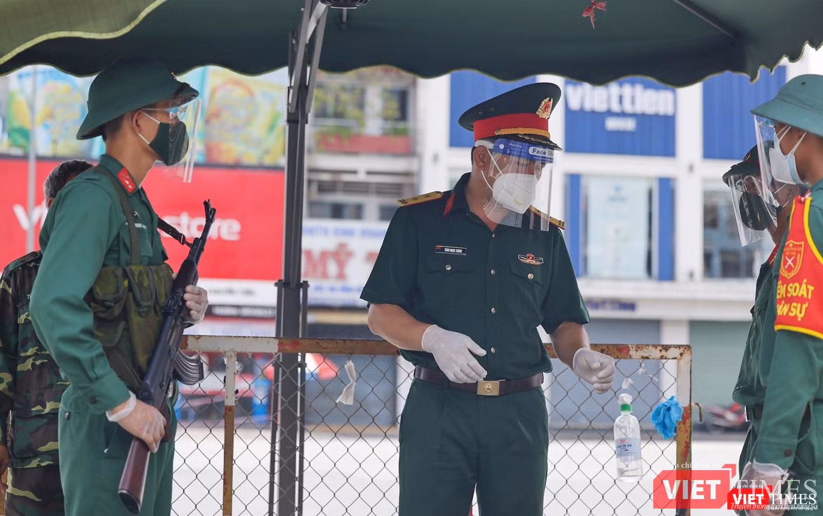 Tại một chốt kiểm soát khác, chỉ huy đang hướng dẫn các chiến sĩ thực hiện nhiệm vụ