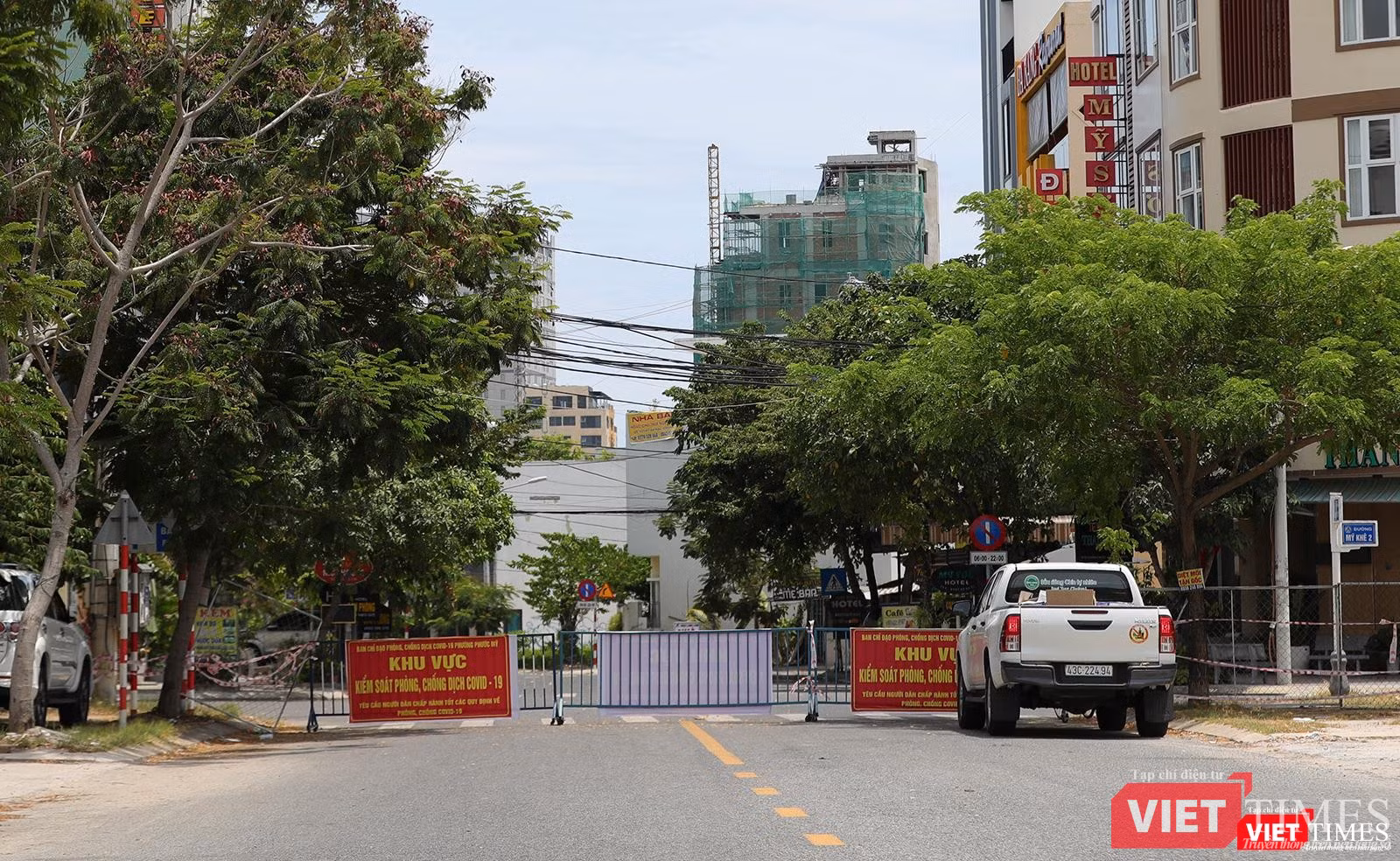 Các tuyến đường gom từ đường Võ Văn Kiệt đi vào phường Phước Mỹ đều bị chặn barie cứng