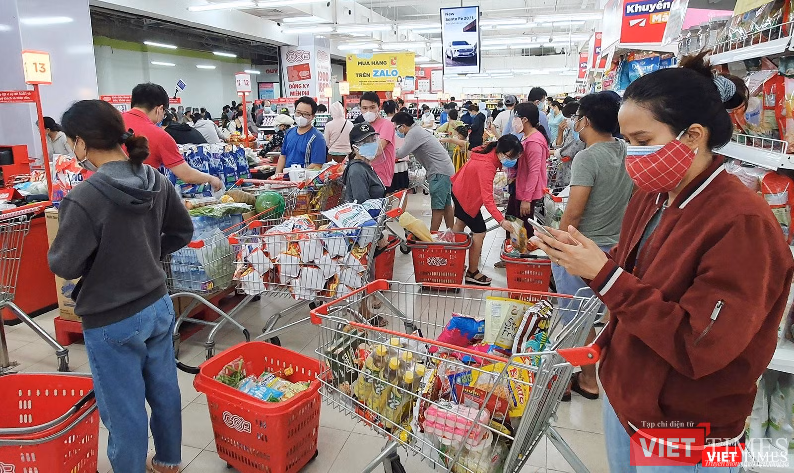 Dòng người xếp hàng tính tiền rất dài