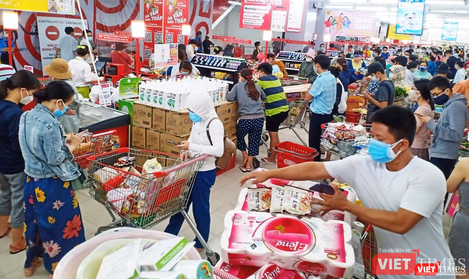 Lượng người tại siêu thị Big C rất đông