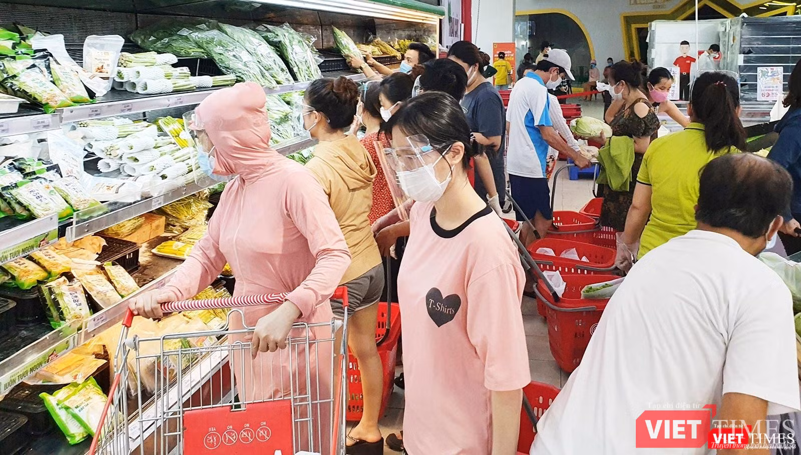 Người dân đổ đồn mua thực phầm