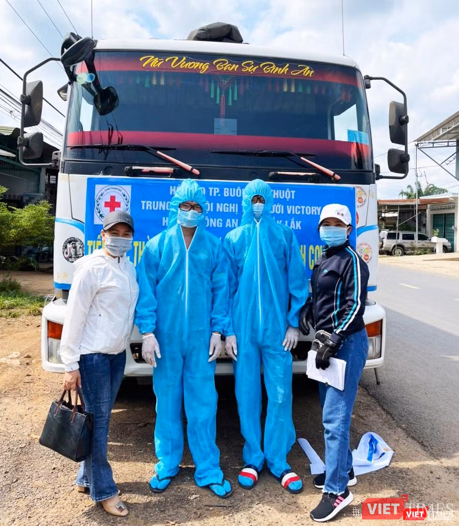 Các bác tài cẩn thận mặc trang phục phòng dịch Các bác tài cẩn thận mặc trang phục phòng dịch