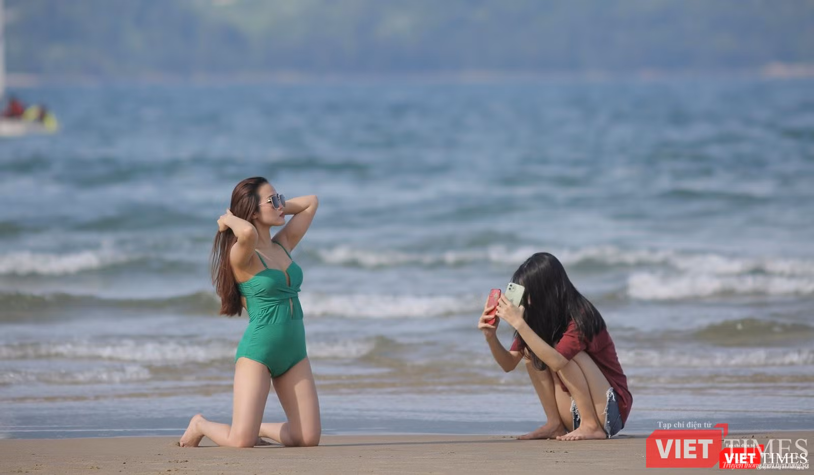 Du khách khoe dáng trên biển Du khách khoe dáng trên biển