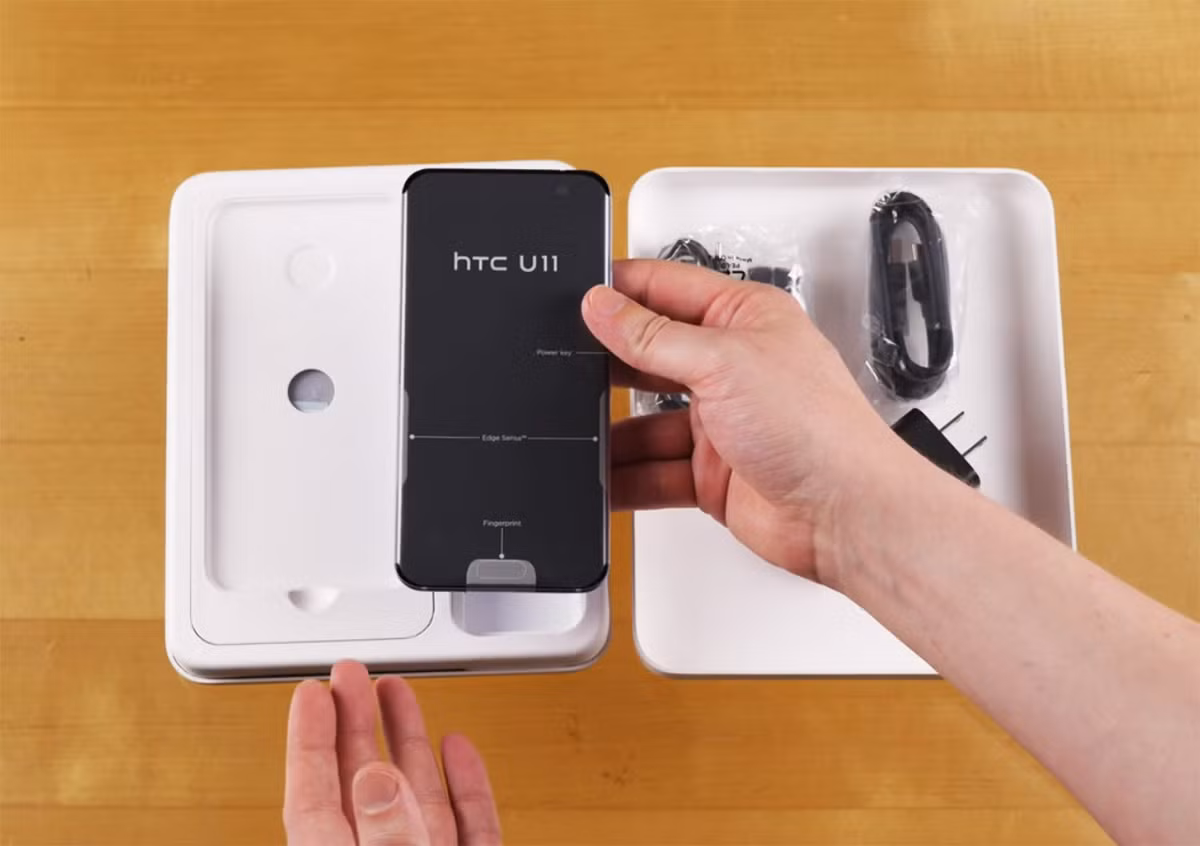 Mở hộp siêu phẩm HTC U 11 ảnh 6