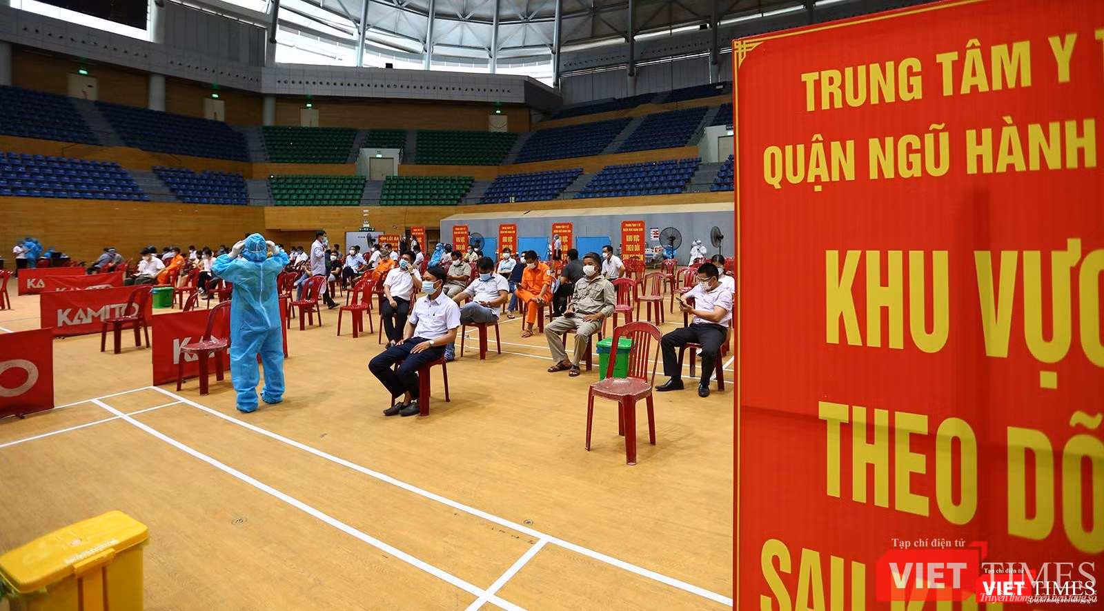 Sau tiêm, người dân được hướng dẫn về khu vực chờ theo dõi
