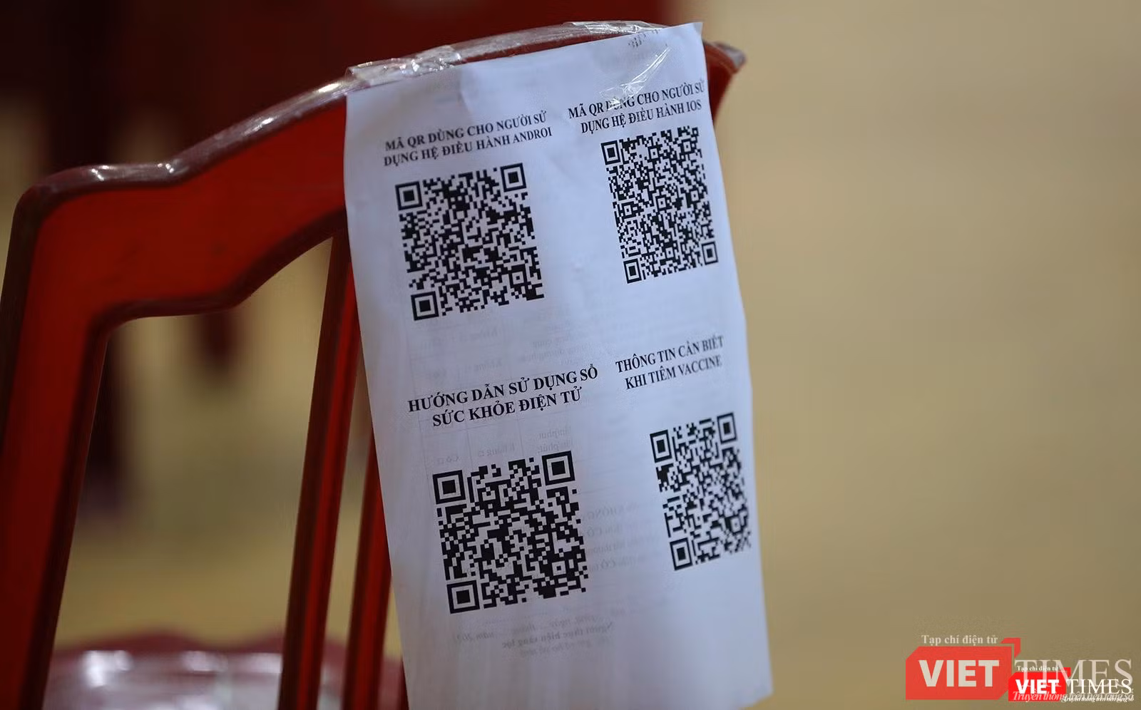 Hướng dẫn đăng nhập khai báo được dán tại các ghế ngồi chờ theo dõi