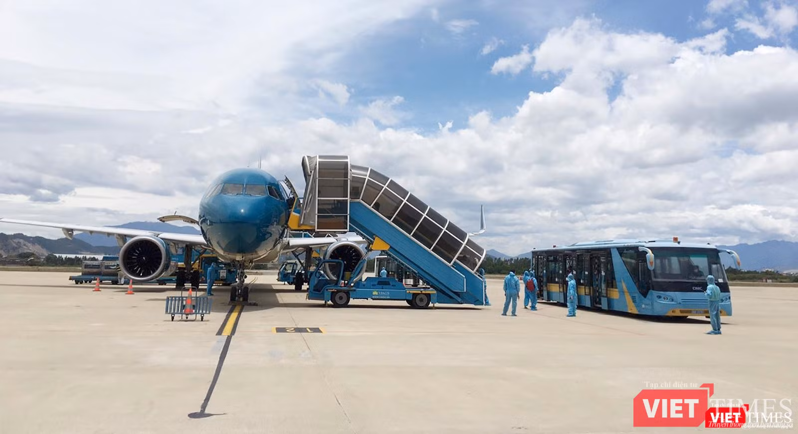 Khoảng 11h15 phút sáng cùng ngày, chuyến bay mang số hiệu VN122 đã hạ cánh xuống sân bay Đà Nẵng