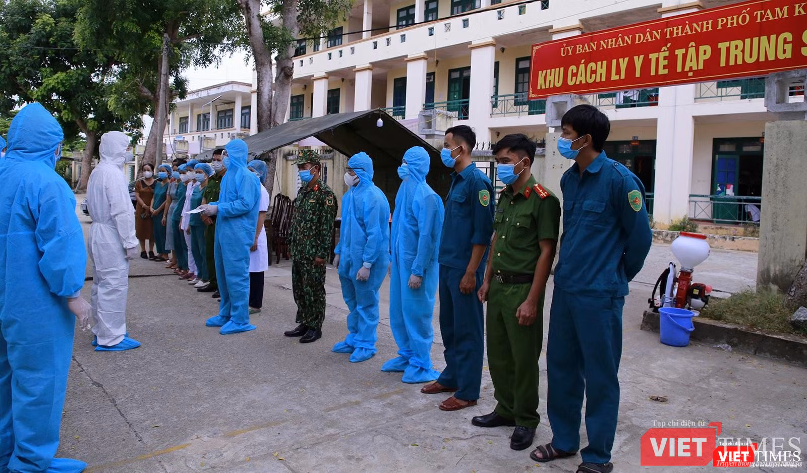 Ông Lê Trí Thanh - Chủ tịch UBND tỉnh Quảng Nam hỏi thăm, động viên các lực lượng làm nhiệm vụ tại trung tâm cách ly