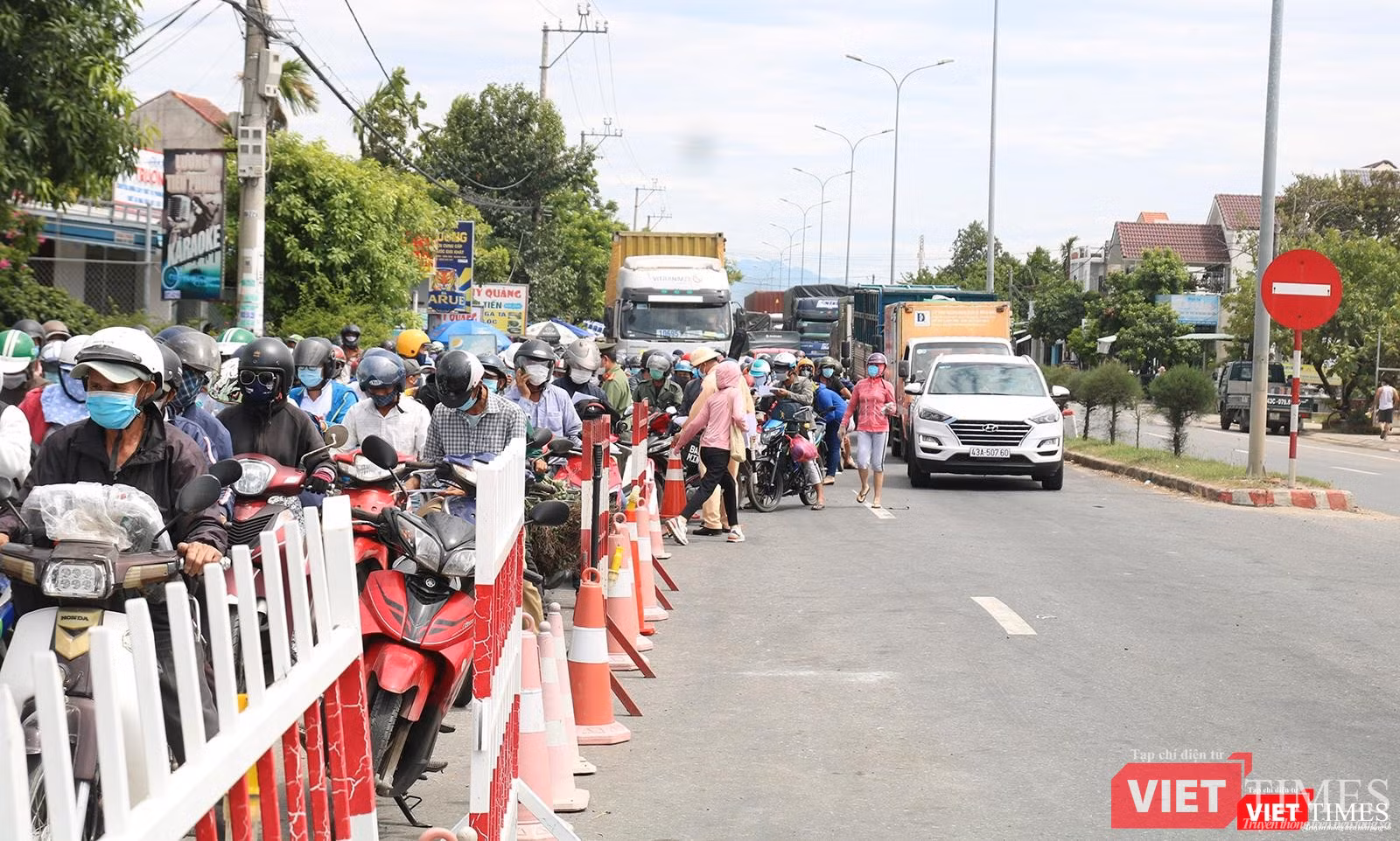 Đoàn người rời Đà Nẵng xếp hàng trước chốt kiểm soát dịch dẫn vào tỉnh Quảng Nam