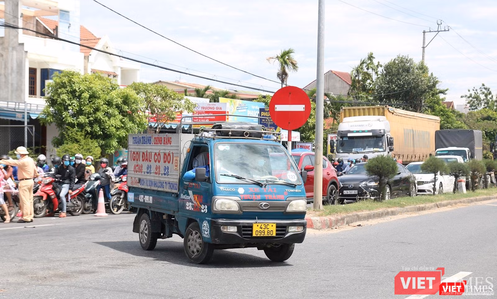 Một chiếc xe quay đầu trở về Đà Nẵng