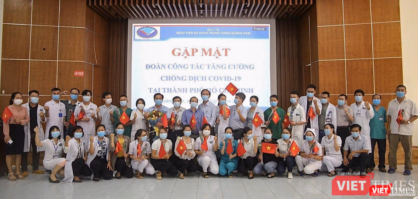 Quang cảnh buổi gặp mặt Đoàn y bác sĩ Bệnh viện Đa khoa Trung ương Quảng Nam lên đường hỗ trợ TP HCM chống dịch COVID-19