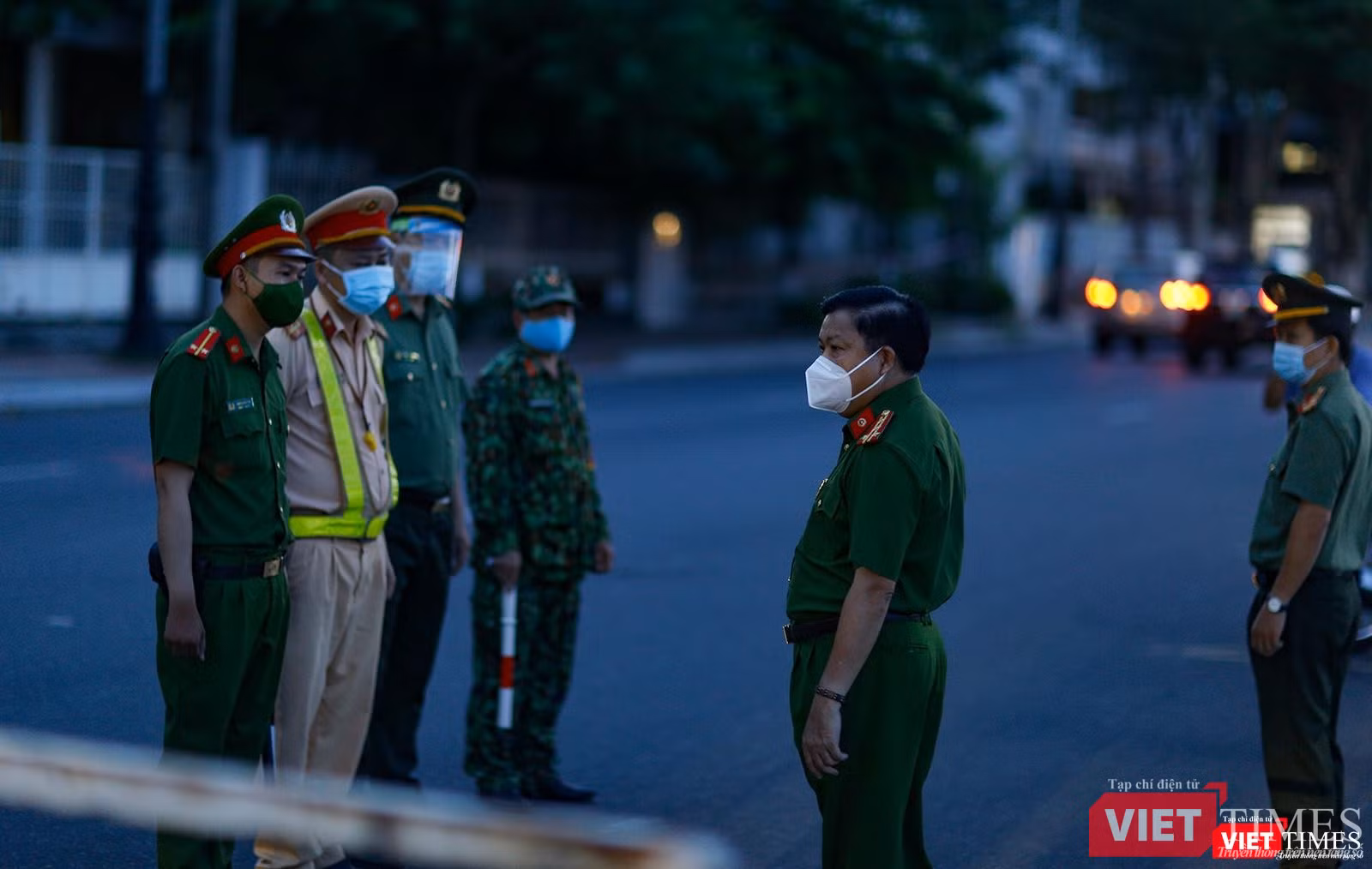Đại tá Trần Phước Hương,Trưởng Công an quận Hải Châu, đi kiểm tra các chốt kiểm soát làm nhiệm vụ Đại tá Trần Phước Hương,Trưởng Công an quận Hải Châu, đi kiểm tra các chốt kiểm soát làm nhiệm vụ