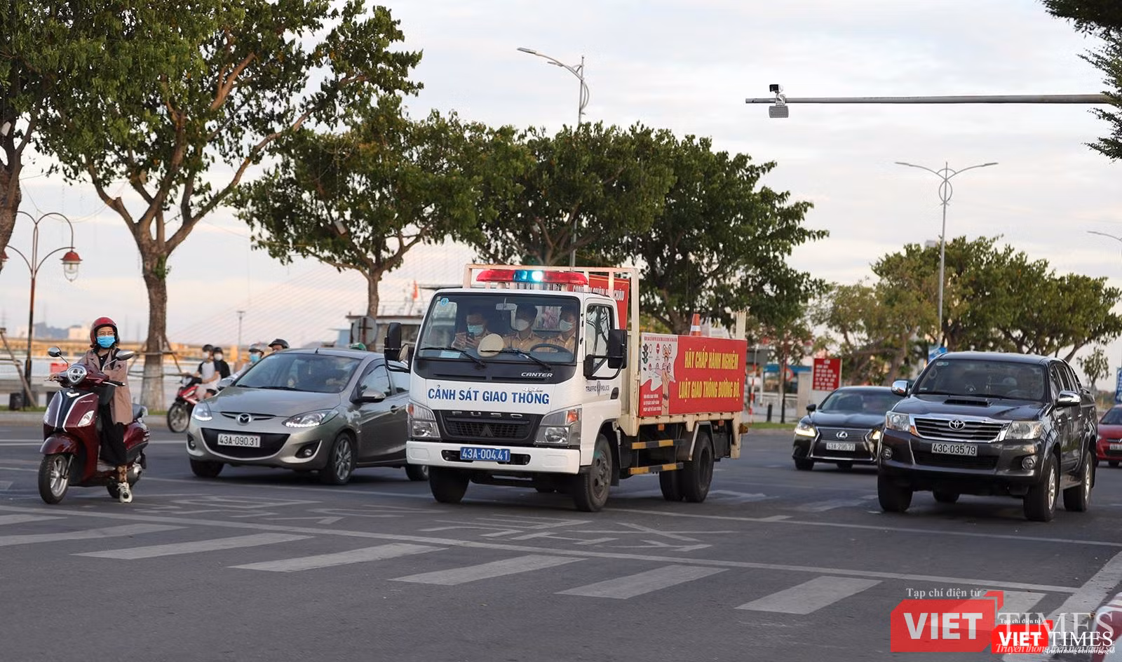 Gần đến giờ thực hiện giãn cách, xe chuyên dụng của lực lượng công an đi tuần tra Gần đến giờ thực hiện giãn cách, xe chuyên dụng của lực lượng công an đi tuần tra