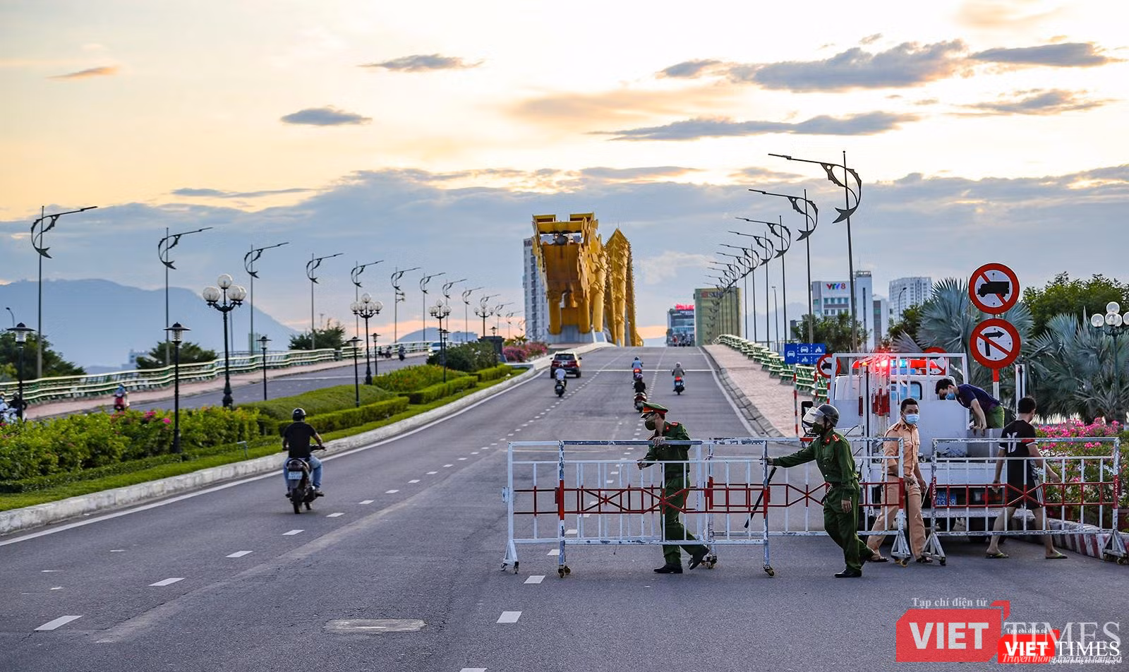 Đúng 18h00, chốt chặn tại cầu Rồng được dựng lên Đúng 18h00, chốt chặn tại cầu Rồng được dựng lên
