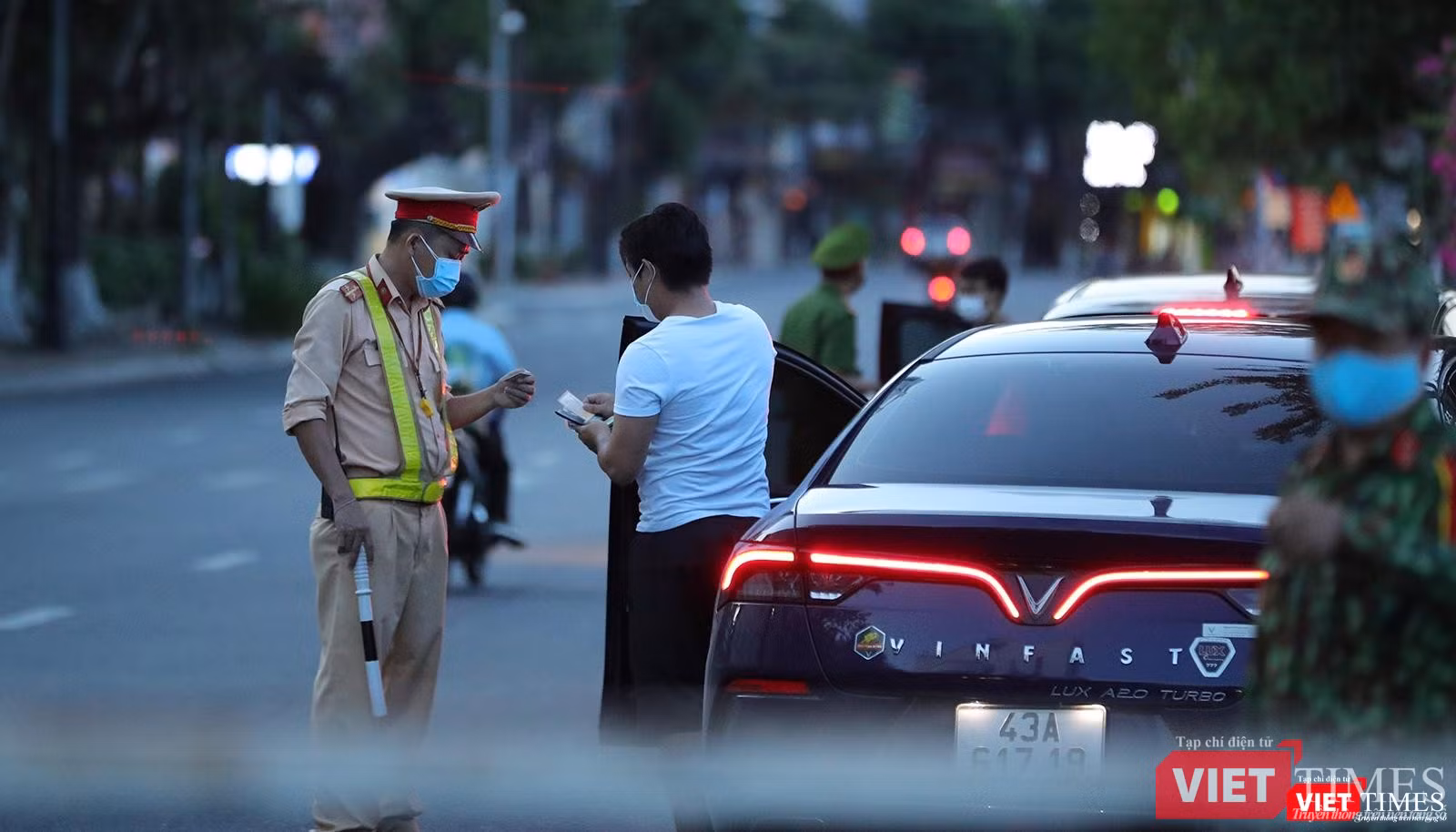 Tất cả đều phải trình giấy và được nhắc nhở Tất cả đều phải trình giấy và được nhắc nhở
