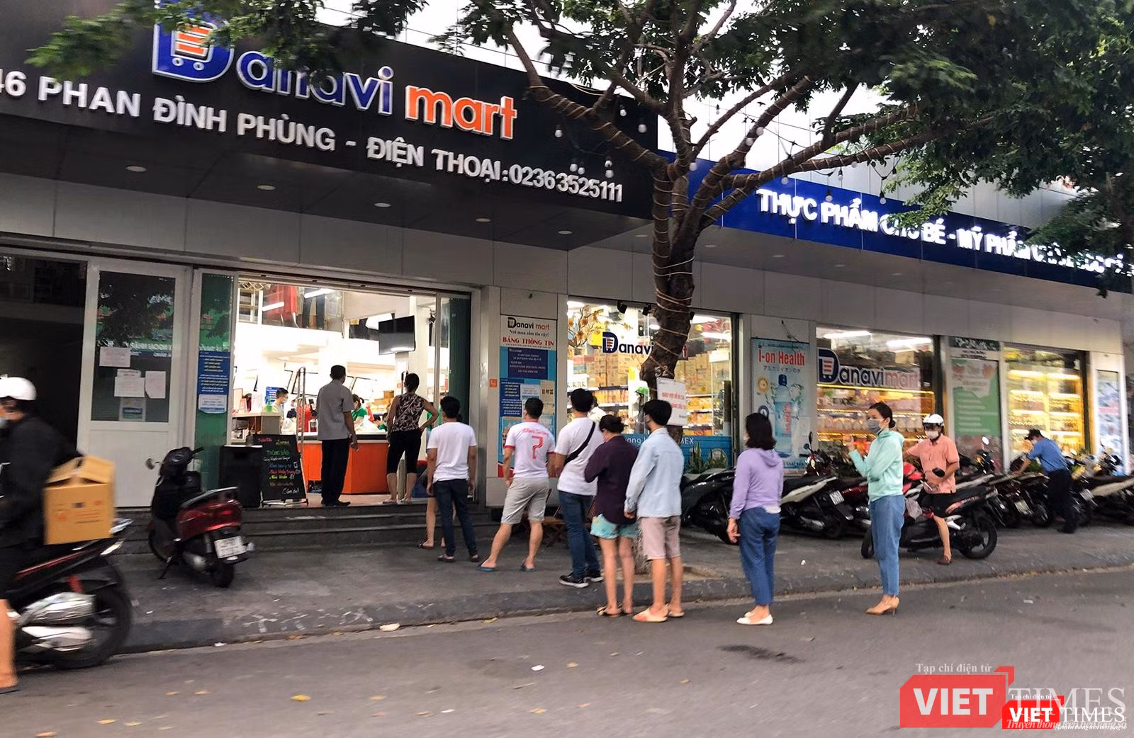 Người dân tranh thủ đi siêu thị Người dân tranh thủ đi siêu thị