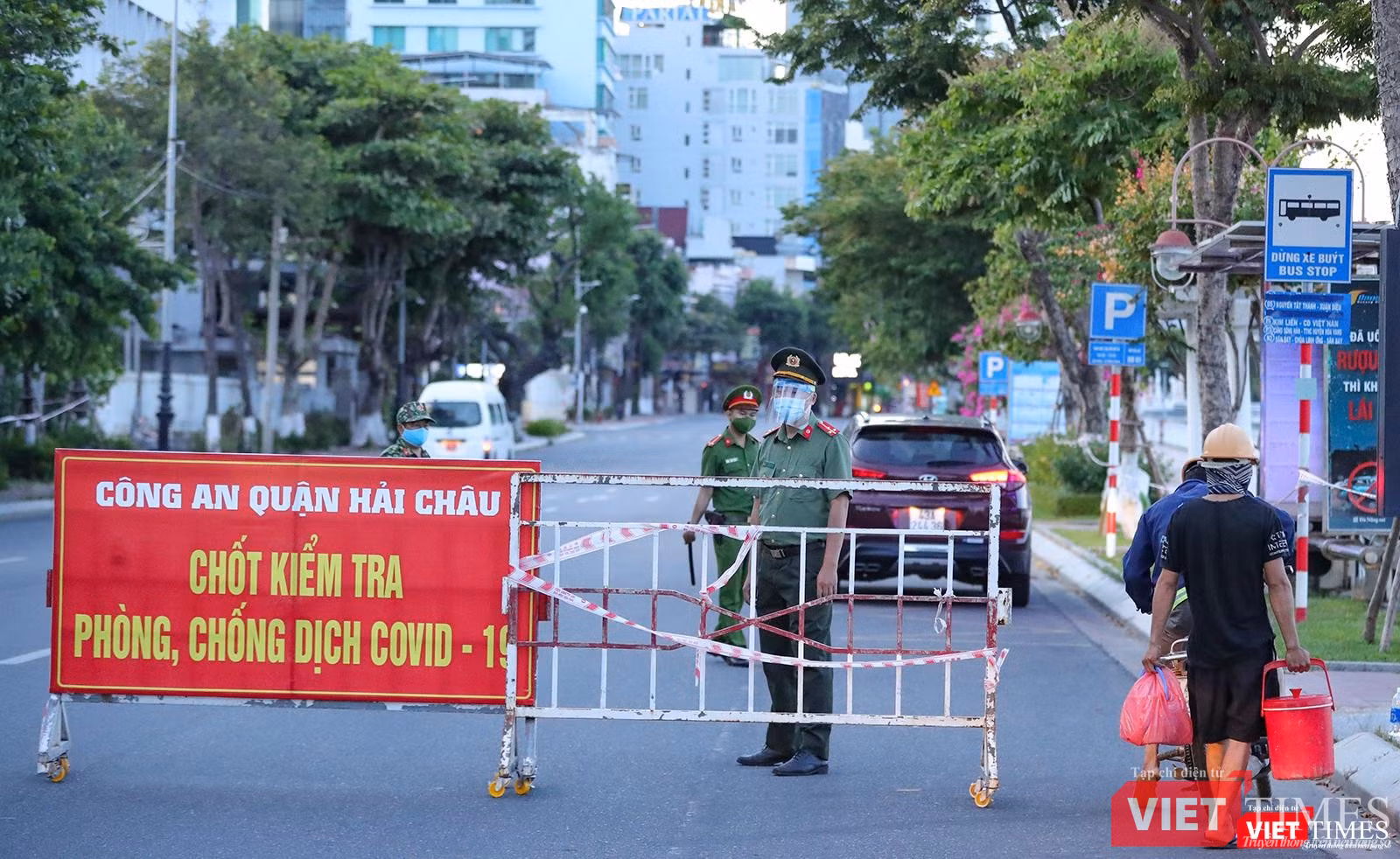 Chốt kiểm soát trên đường Bạch Đằng bắt đầu làm nhiệm vụ Chốt kiểm soát trên đường Bạch Đằng bắt đầu làm nhiệm vụ
