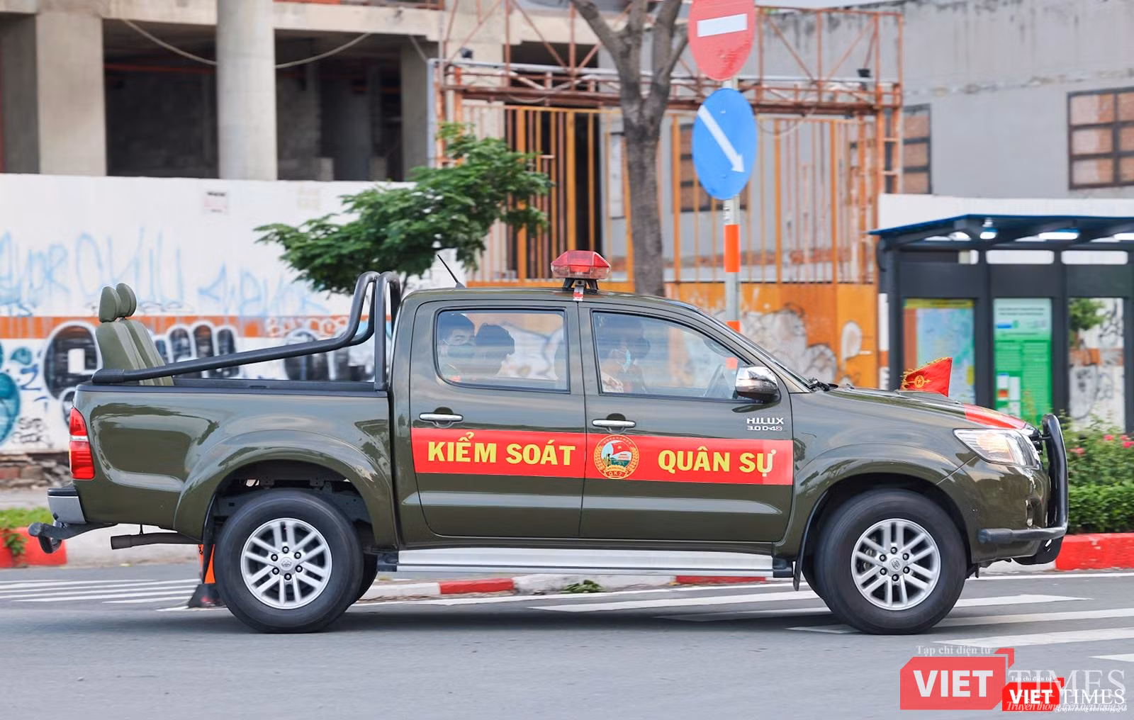 Xe kiểm soát quân sự hụ còi báo hiệu giờ giới nghiêm đã điểm