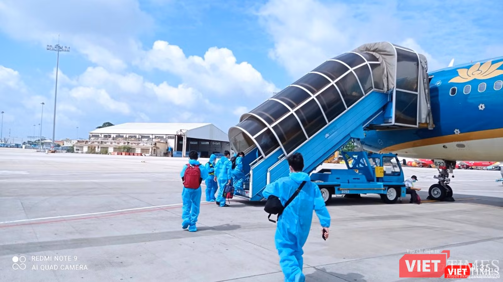 Sáng ngày 21/7, 218 công dân quê Đà Nẵng ở TP HCM lên máy bay về quê theo chương trình của UBND TP Đà Nẵng