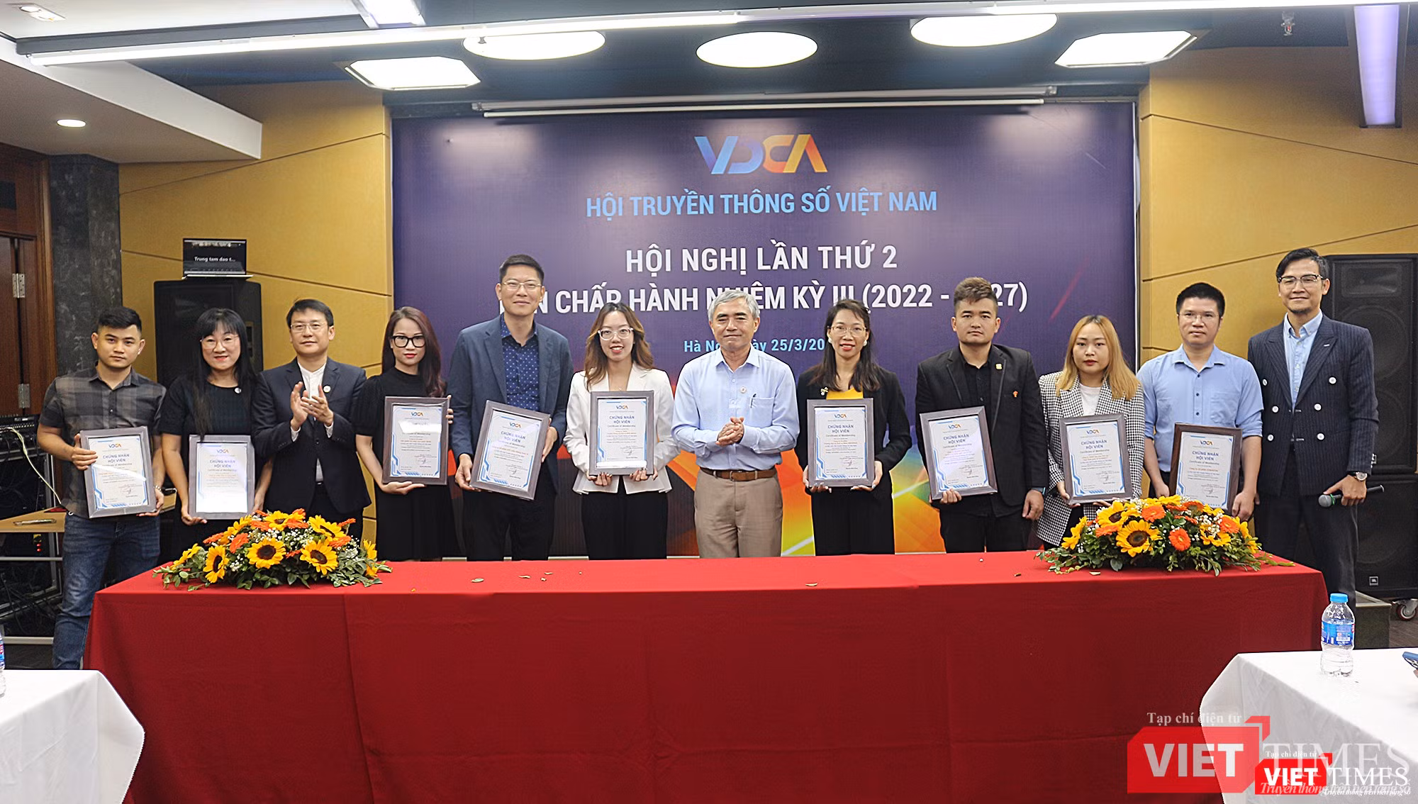 Các hội viên tập thể được trao chứng nhận Các hội viên tập thể được trao chứng nhận