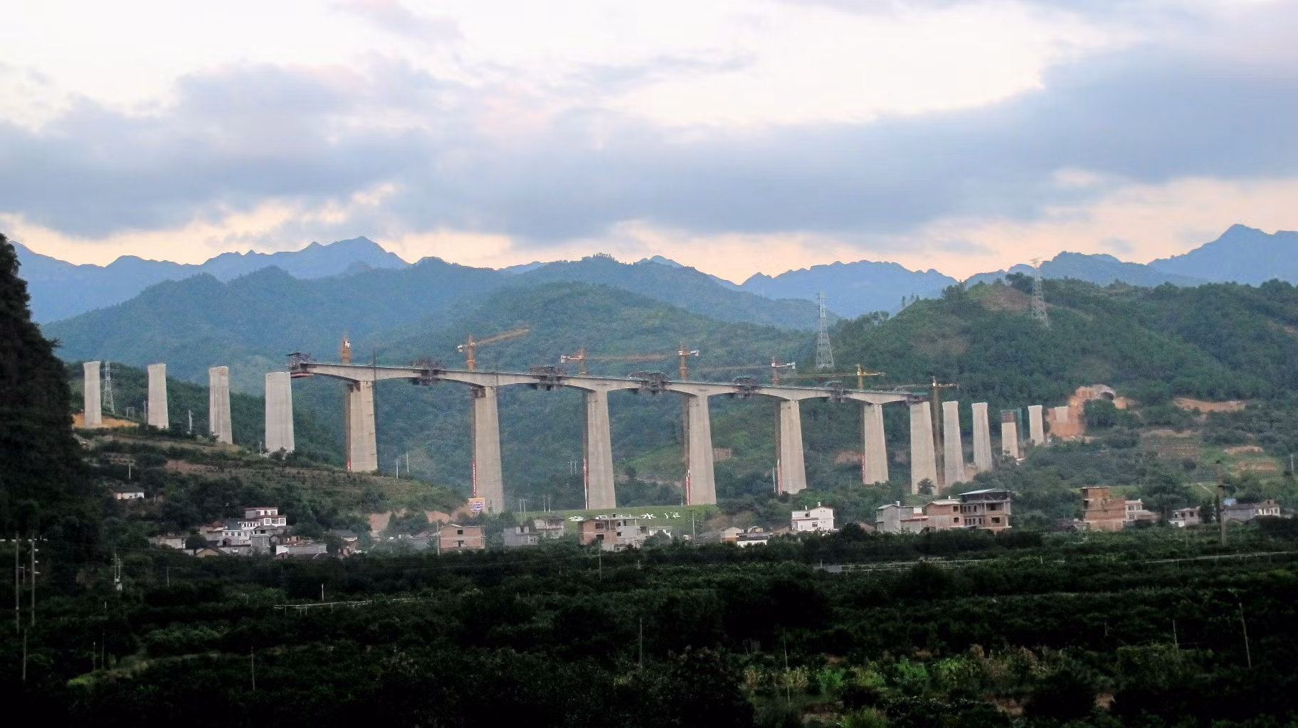Xay dung tuyen Quag Chau-Quy Chau.jpg