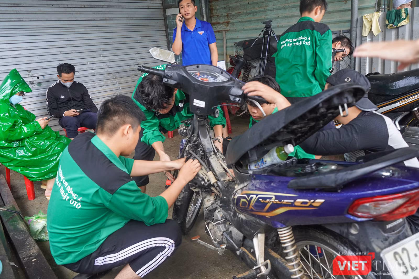 vt_sinh vien da nang sua xe mien phi 6.png