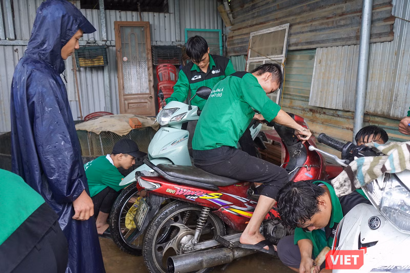 vt_sinh vien da nang sua xe mien phi 2.png