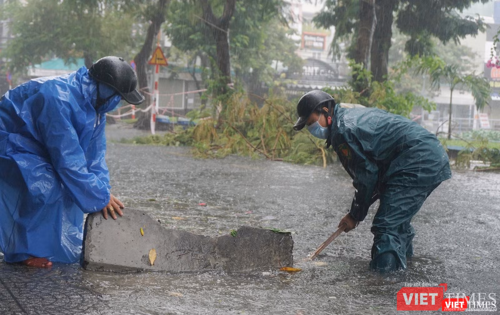 Công nhân nỗ lực khơi thông các cống thoát