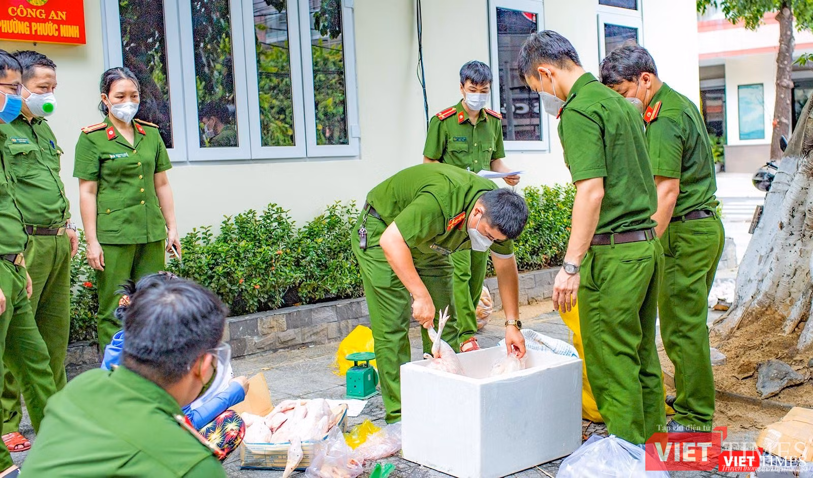 Chuẩn bị hàng để giao cho dân