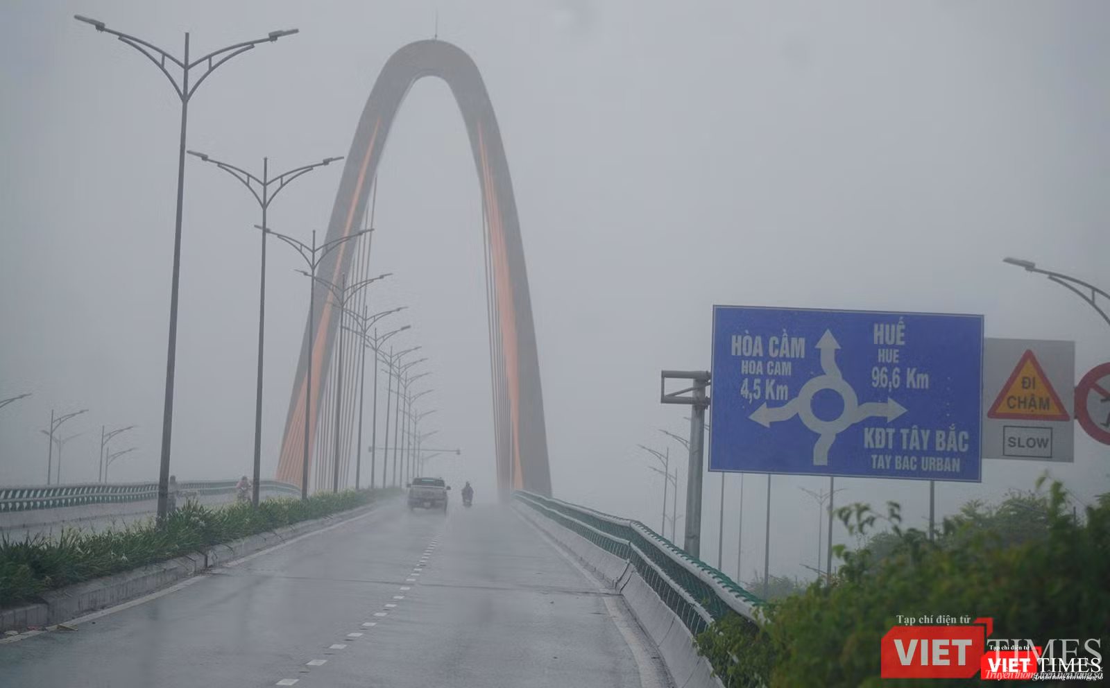 Nút giao thông Ngã Ba Huế (Đà Nẵng) mù mịt trong mưa