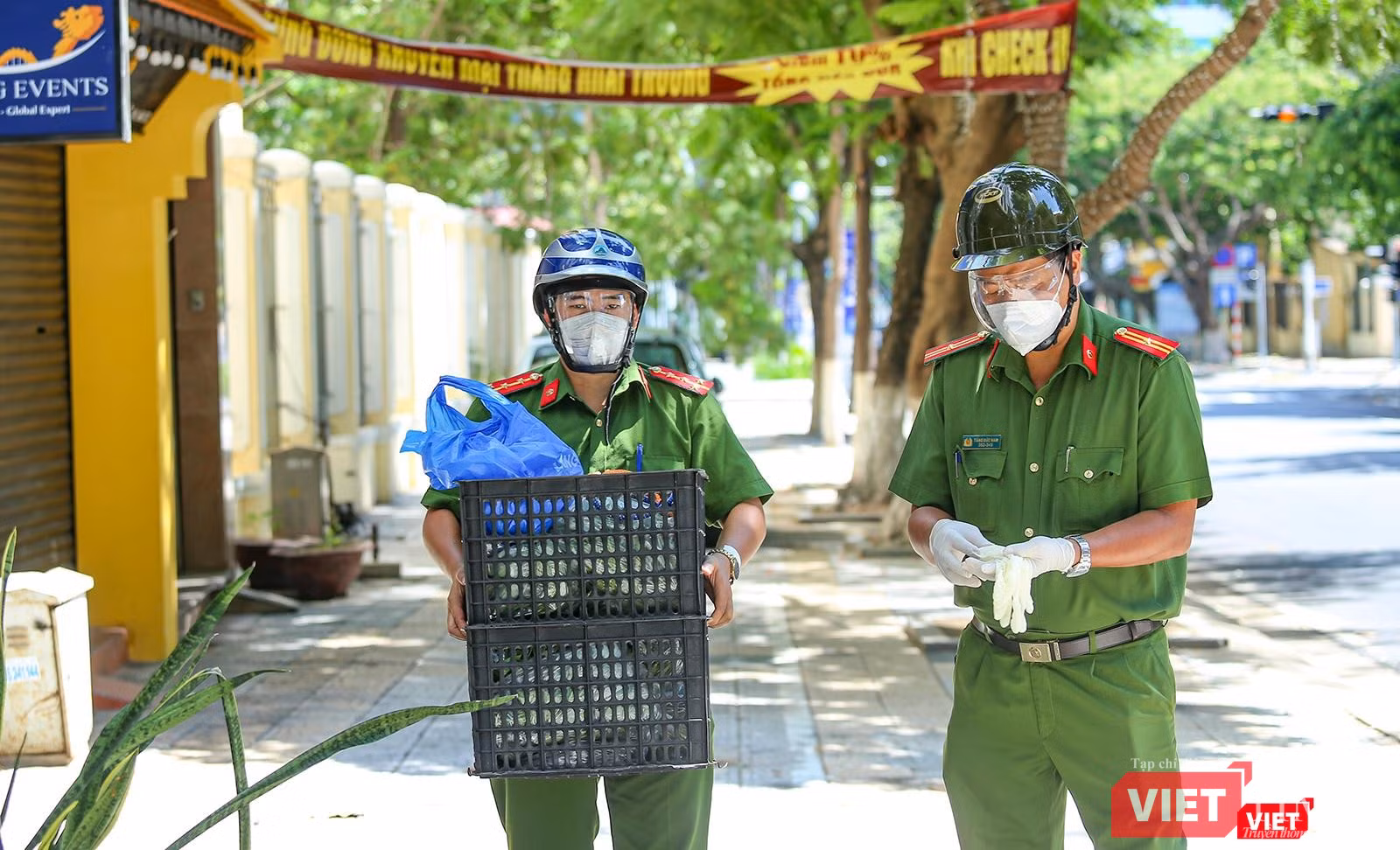 Các chiến sĩ cần mần giao từng thùng nhu yếu phẩm đến dân