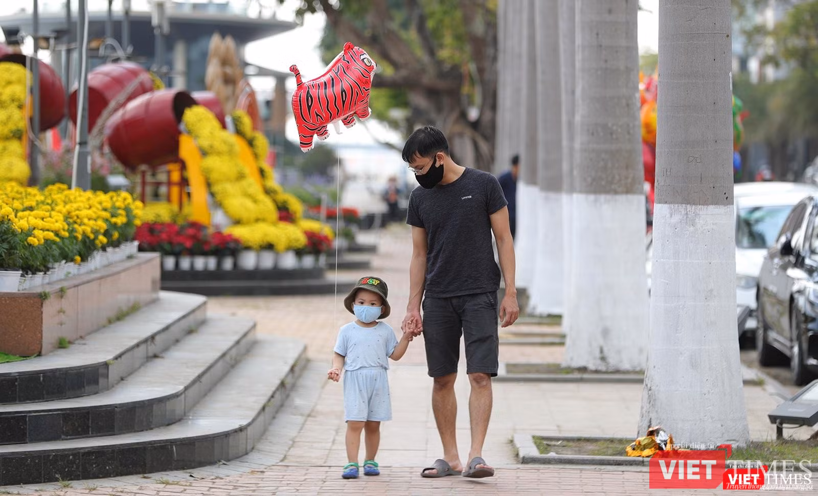 Bố con mình đi dạo Xuân