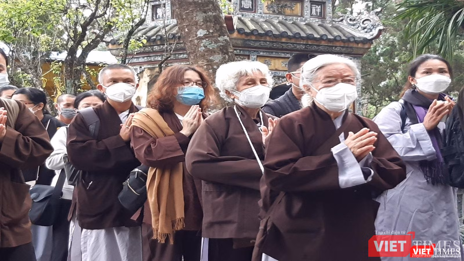 Phật tử cùng rước xá Lợi Thiền sư Thích Nhất Hạnh