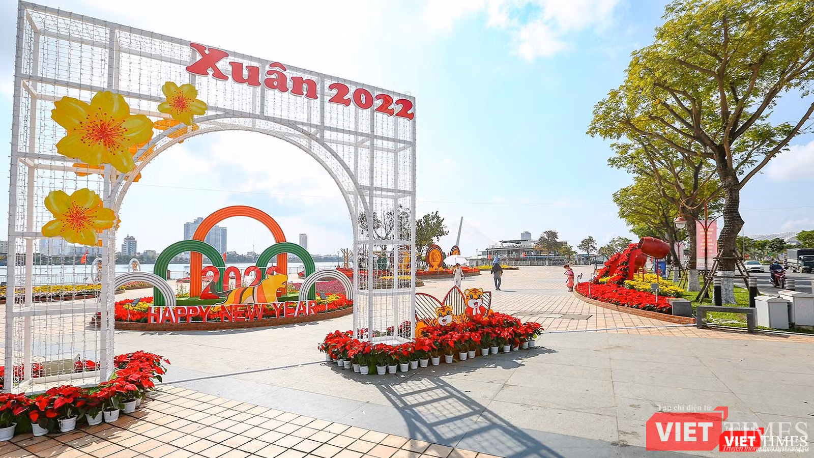 Phân đoạn Sắc xuân tại công viên Tây Nam cầu Rồng
