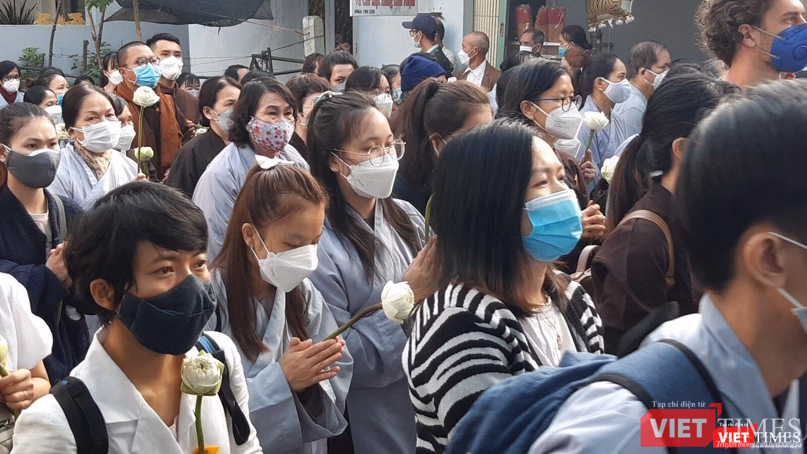 Hầng ngàn người dân, phật tử đến từ rất sớm để chứng kiến lễ Trà Tỳ