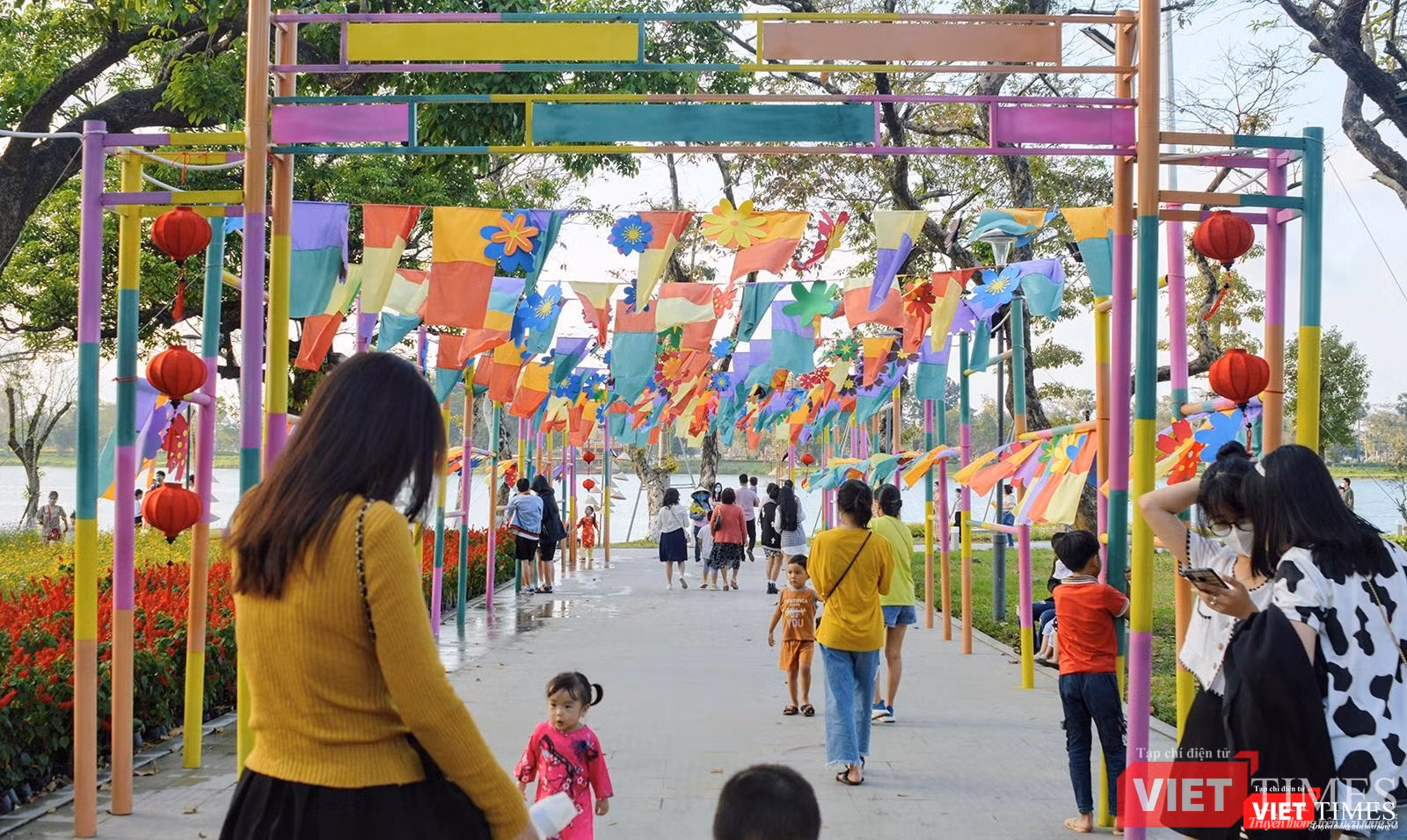 Rất đông người dân đi dạo đường hoa ngay khi việc trang trí hoàn thành