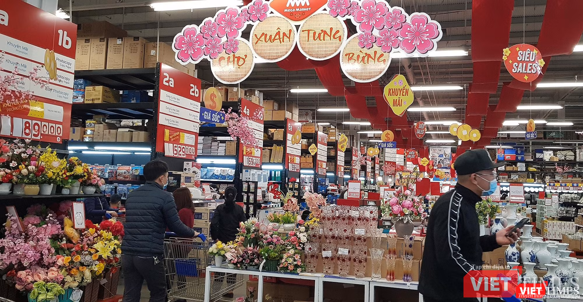 Siêu thị ngày Tết trang hoàng rất đẹp mắt, hàng hóa phong phú