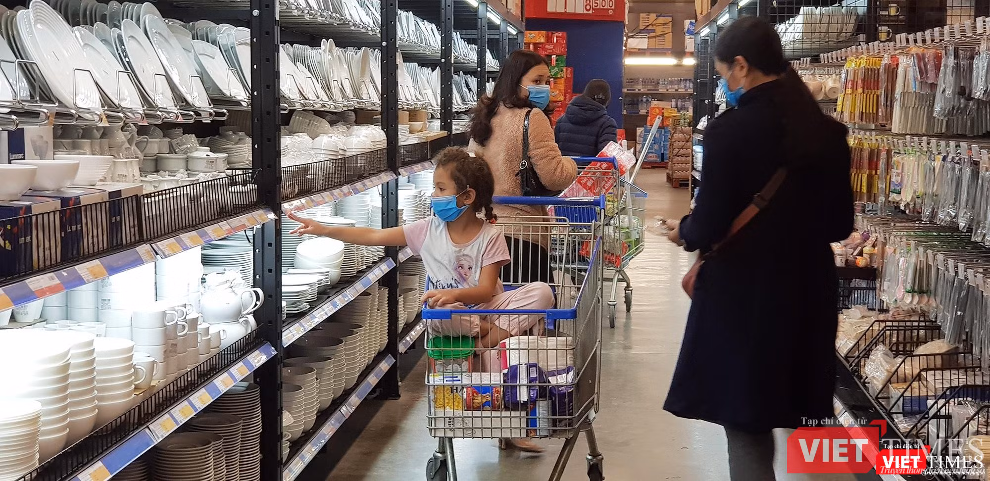 Em bé ngoại quốc này được mẹ đeo khẩu trang đầy đủ