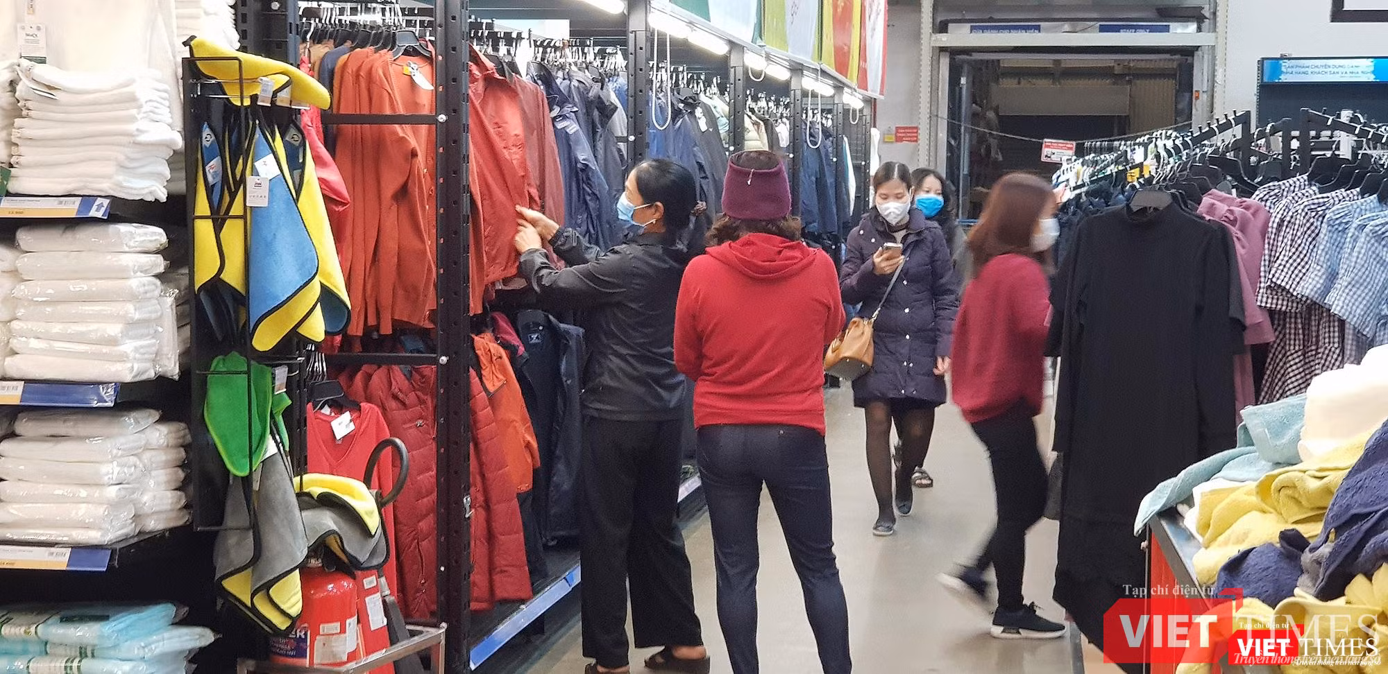 Bên cạnh mặt hàng thực phẩm, nhiều người cũng tìm chọn những chiếc áo mới mặc dịp Tết
