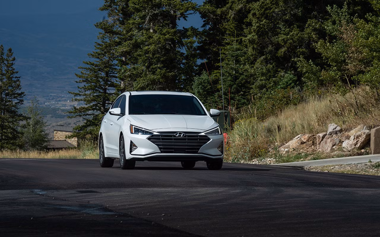 Điểm nổi bật của Hyundai Elantra là hệ thống an toàn SmartSense với nhiều công nghệ hỗ trợ lái xe mới như cảnh báo va chạm phía trước, hỗ trợ và cảnh báo chệch làn đường. Riêng phiên bản cao cấp Elantra Limited có thêm tính năng phát hiện người đi bộ, tính năng Safe Exit Assist cảnh báo tài xế nếu mở cửa mà đang có người đi xe đạp hoặc một ôtô khác đang tới gần. Điểm nổi bật của Hyundai Elantra là hệ thống an toàn SmartSense với nhiều công nghệ hỗ trợ lái xe mới như cảnh báo va chạm phía trước, hỗ trợ và cảnh báo chệch làn đường. Riêng phiên bản cao cấp Elantra Limited có thêm tính năng phát hiện người đi bộ, tính năng Safe Exit Assist cảnh báo tài xế nếu mở cửa mà đang có người đi xe đạp hoặc một ôtô khác đang tới gần.