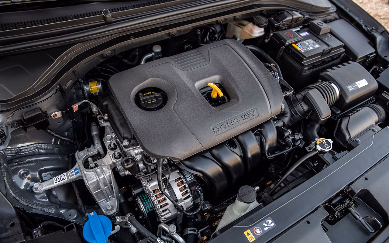Hyundai Elantra 2019 được trang bị 3 loại động cơ khác nhau. Elantra SE, SEL và Limited đều được trang bị động cơ Atkinson 2.0 lít sản sinh 147 mã lực. Đây cũng là mẫu động cơ trang bị cho Hyundai Kona vừa được giới thiệu tại thị trường Việt Nam. Elantra Eco có động cơ tăng áp 1,4 lít với công suất 128 mã lực. Đi kèm với đó là hộp số tự động hoặc số sàn 6 cấp. Và cuối cùng Elantra Sport sử dụng một động cơ 1.6L Turbo-GDI công suất 201 mã lực, kết hợp tùy chọn hộp số sàn 6 cấp hoặc hộp số ly hợp kép 7 cấp. Hyundai cho biết mô hình Sport sẽ ra mắt vào cuối năm nay với những thay đổi kiểu dáng tương tự. Hyundai Elantra 2019 được trang bị 3 loại động cơ khác nhau. Elantra SE, SEL và Limited đều được trang bị động cơ Atkinson 2.0 lít sản sinh 147 mã lực. Đây cũng là mẫu động cơ trang bị cho Hyundai Kona vừa được giới thiệu tại thị trường Việt Nam. Elantra Eco có động cơ tăng áp 1,4 lít với công suất 128 mã lực. Đi kèm với đó là hộp số tự động hoặc số sàn 6 cấp. Và cuối cùng Elantra Sport sử dụng một động cơ 1.6L Turbo-GDI công suất 201 mã lực, kết hợp tùy chọn hộp số sàn 6 cấp hoặc hộp số ly hợp kép 7 cấp. Hyundai cho biết mô hình Sport sẽ ra mắt vào cuối năm nay với những thay đổi kiểu dáng tương tự.
